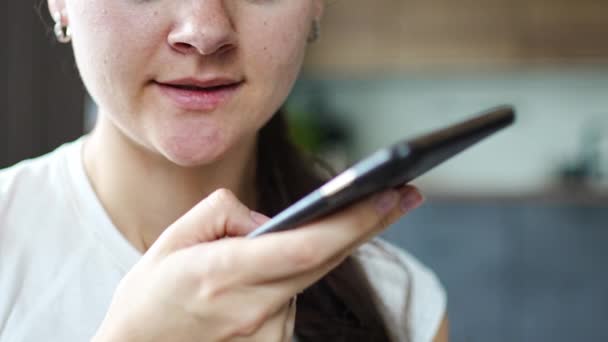 Vista Perto Jovem Mulher Fala Uma Mensagem Voz Seu Smartphone — Vídeo de Stock