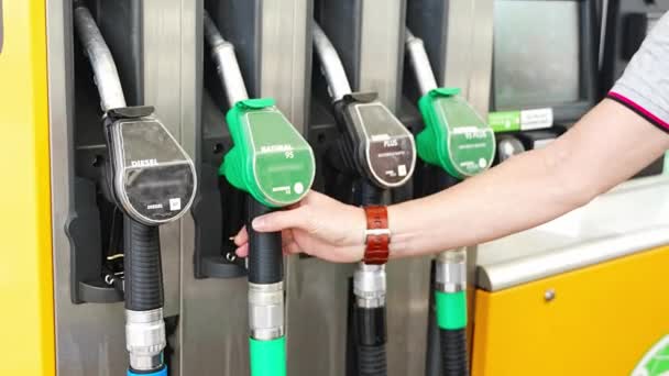 Hombre Sosteniendo Una Boquilla Gasolina Mano Estación Servicio Autoservicio Europa — Vídeo de stock