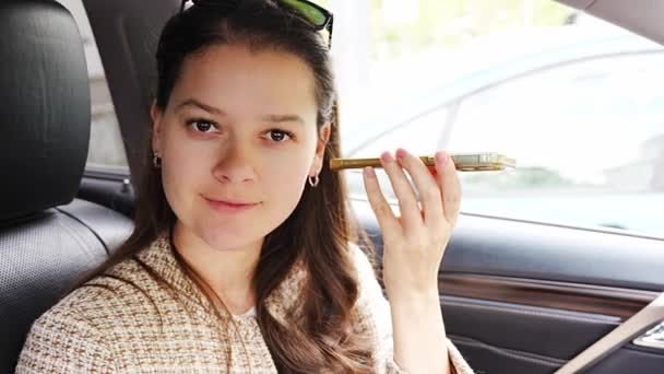 Arabadaki Cep Telefonundan Sesli Mesaj Dinleyen Genç Bir Kadın Yüksek — Stok video