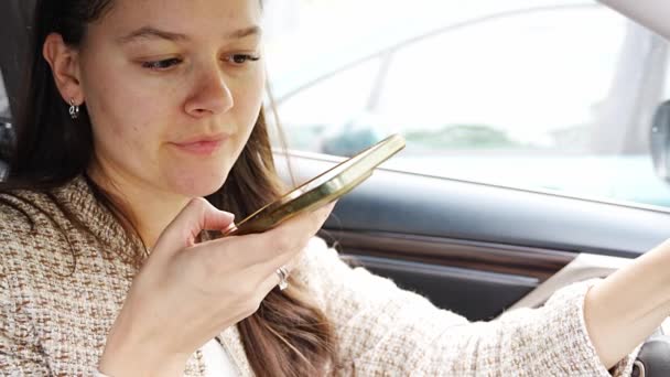 Arabanın Içinde Cep Telefonu Olan Genç Bir Kadın Sesli Mesaj — Stok video