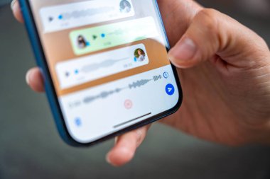 Prag, Çek Cumhuriyeti - 2 Mayıs 2024: Sohbet uygulaması WhatsApp ile iPhone 'u elinde tutan kadın, evdeki sesli mesajlaşma için mobil uygulama kullanıyor. Yüksek kalite fotoğraf