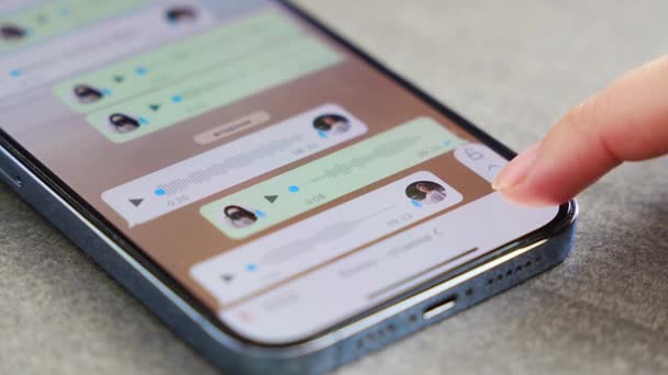 捷克共和国布拉格 2024年5月2日 妇女手持Iphone聊天应用程序Whatsapp在屏幕上 在家里使用移动应用程序发送语音讯息 高质量的照片 — 图库视频影像
