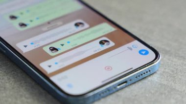 Prag, Çek Cumhuriyeti - 2 Mayıs 2024: Sohbet uygulaması WhatsApp ile iPhone 'u elinde tutan kadın, evdeki sesli mesajlaşma için mobil uygulama kullanıyor. Yüksek kalite fotoğraf