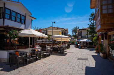 Side, Türkiye - 8 Mayıs 2024: Şehir merkezinin sokaklarında insanlar ve Side, Antalya 'da çarşı. Sokak manzaralı kafe, restoran, dükkan ve evler, Türkiye. Yüksek kalite fotoğraf
