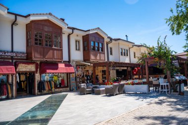 Side, Türkiye - 8 Mayıs 2024: Şehir merkezinin sokaklarında insanlar ve Side, Antalya 'da çarşı. Sokak manzaralı kafe, restoran, dükkan ve evler, Türkiye. Yüksek kalite fotoğraf