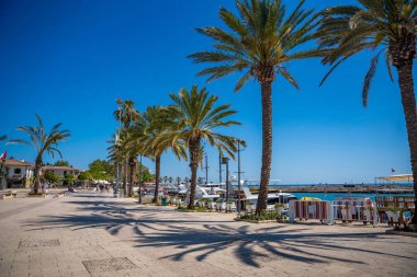 Taraf, Türkiye - 8 Mayıs 2024: Türkiye 'nin güney Akdeniz kıyısındaki Antalya bölgesindeki Taraf Kent Merkezi' nde dolgu. Yüksek kalite fotoğraf
