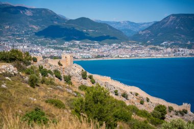 Alanya Ortaçağ Kalesi 'nin arka planında Alanya şehri, Türkiye. Yüksek kalite fotoğraf