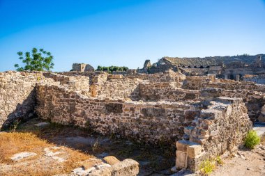 Türkiye 'nin Agora harabeleri, güneşli yaz gününde, Side' daki antik şehir. Yüksek kalite fotoğraf