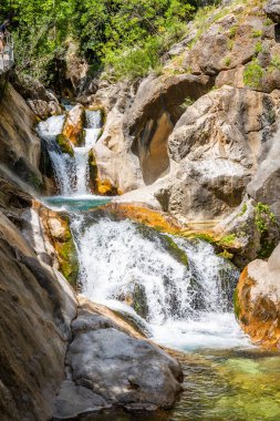 Türkiye 'nin Alanya yakınlarındaki Taurus dağlarında çağlayan şelaleli Sapadere kanyonu. Yüksek kalite fotoğraf