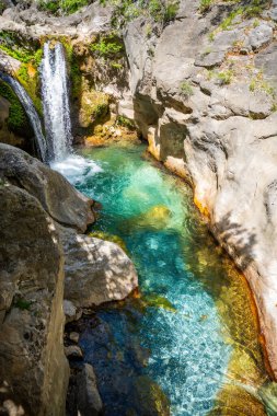 Türkiye 'nin Alanya yakınlarındaki Taurus dağlarında çağlayan şelaleli Sapadere kanyonu. Yüksek kalite fotoğraf