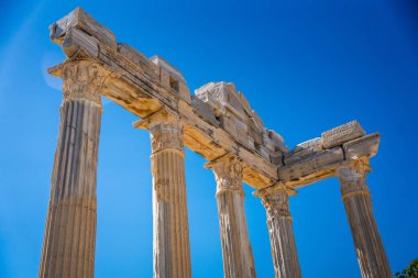 Türkiye 'nin Agora harabeleri, güneşli yaz gününde, Side' daki antik şehir. Yüksek kalite fotoğraf