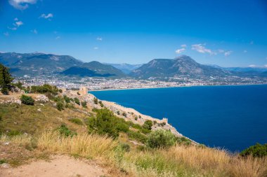 Alanya Ortaçağ Kalesi 'nin arka planında Alanya şehri, Türkiye. Yüksek kalite fotoğraf