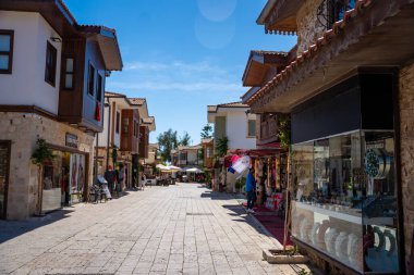 Side, Türkiye - 8 Mayıs 2024: Şehir merkezinin sokaklarında insanlar ve Side, Antalya 'da çarşı. Sokak manzaralı kafe, restoran, dükkan ve evler, Türkiye. Yüksek kalite fotoğraf