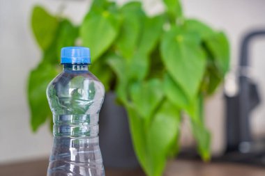 PET şişesinde durgun plastik kapak. Yeni tasarım, kapağın açıldıktan sonra şişeye bağlı kalması ve tüm paketin toplanıp geri dönüşümünün kolaylaştırılması anlamına geliyor. Yüksek kalite fotoğraf