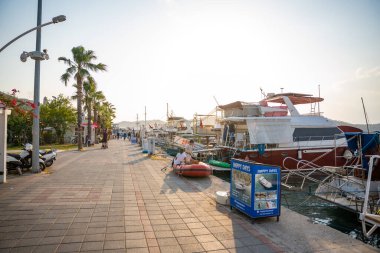 Fethiye, Türkiye - 11 Mayıs 2024: Fethiye Marina, Türkiye. Marina 'da bir sürü gezinti ve özel yatlar. Yüksek kalite fotoğraf