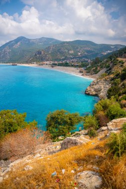 Sabahları Oludeniz plajı, sabahları insanlar ve teknelerle, Fethiye 'nin yanındaki sahil şeridi. Yüksek kalite fotoğraf