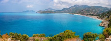 Sabahları Oludeniz plajı, sabahları insanlar ve teknelerle, Fethiye 'nin yanındaki sahil şeridi. Yüksek kalite fotoğraf