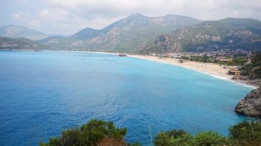 Sabahları Oludeniz plajı, sabahları insanlar ve teknelerle, Fethiye 'nin yanındaki sahil şeridi. Yüksek kalite fotoğraf