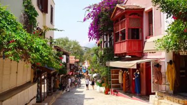 Kas, Türkiye - 12 Mayıs 2024: Kas ilçesinde eski cadde, Türkiye 'de insanlar ve butik dükkanları var. Yüksek kalite 4k görüntü