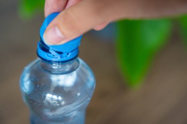 PET şişesinde durgun plastik kapak. Yeni tasarım, kapağın açıldıktan sonra şişeye bağlı kalması ve tüm paketin toplanıp geri dönüşümünün kolaylaştırılması anlamına geliyor. Yüksek kalite fotoğraf