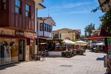 Side, Türkiye - 8 Mayıs 2024: Şehir merkezinin sokaklarında insanlar ve Side, Antalya 'da çarşı. Sokak manzaralı kafe, restoran, dükkan ve evler, Türkiye. Yüksek kalite fotoğraf