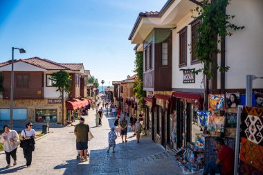 Side, Türkiye - 8 Mayıs 2024: Şehir merkezinin sokaklarında insanlar ve Side, Antalya 'da çarşı. Sokak manzaralı kafe, restoran, dükkan ve evler, Türkiye. Yüksek kalite fotoğraf