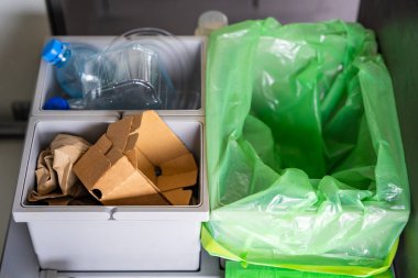 Geri dönüşüm için mutfakta atık ayıklama için ev çöpleri. Plastik, kağıt, biyolojik ve karışık atık. Ev konseptinde atık ayıklama. Yüksek kalite fotoğraf