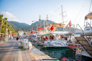 Fethiye, Türkiye - 11 Mayıs 2024: Fethiye Marina, Türkiye. Marina 'da bir sürü gezinti ve özel yatlar. Yüksek kalite fotoğraf