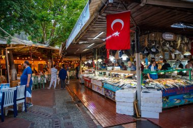 Fethiye, Türkiye - 11 Mayıs 2024: Türkiye 'de eski kentin Fathiye Balık Pazarı' nı taze deniz ürünleri ve restoranları ile birlikte insanlar ziyaret ediyor. Yüksek kalite fotoğraf
