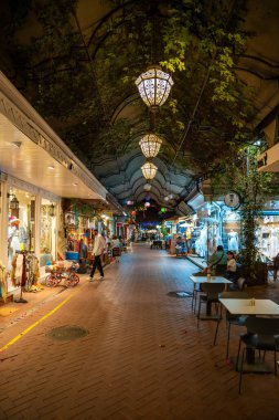 Fethiye, Türkiye - 11 Mayıs 2023: Fethiye 'nin eski kenti veya küçük dükkanları ve restoranları olan Paspatur yaya sokağı, Türkiye. Yüksek kalite fotoğraf