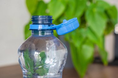 PET şişesinde durgun plastik kapak. Yeni tasarım, kapağın açıldıktan sonra şişeye bağlı kalması ve tüm paketin toplanıp geri dönüşümünün kolaylaştırılması anlamına geliyor. Yüksek kalite fotoğraf