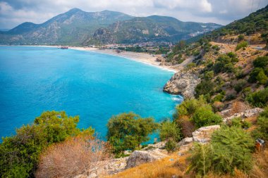 Sabahları Oludeniz plajı, sabahları insanlar ve teknelerle, Fethiye 'nin yanındaki sahil şeridi. Yüksek kalite fotoğraf