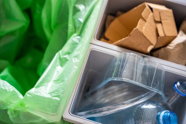 Geri dönüşüm için mutfakta atık ayıklama için ev çöpleri. Plastik, kağıt, biyolojik ve karışık atık. Ev konseptinde atık ayıklama. Yüksek kalite fotoğraf