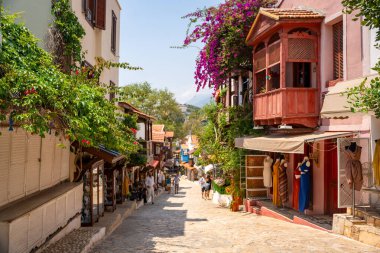 Kas, Türkiye - 12 Mayıs 2024: Kas ilçesinde eski cadde, Türkiye 'de insanlar ve butik dükkanları var. Yüksek kalite fotoğraf
