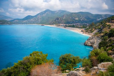 Sabahları Oludeniz plajı, sabahları insanlar ve teknelerle, Fethiye 'nin yanındaki sahil şeridi. Yüksek kalite fotoğraf