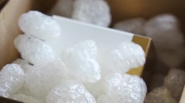 Eko paketleme ve beyaz biyolojik çözünebilir dolgu. Kutu, çevre güvenliğiyle dolu. Mal, paket, teslimat, teslimat, doğa koruma ve geri dönüşüm kavramı.
