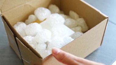 Eko paketleme ve beyaz biyolojik çözünebilir dolgu. Kutu, çevre güvenliğiyle dolu. Mal, paket, teslimat, teslimat, doğa koruma ve geri dönüşüm kavramı.