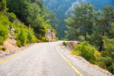 Türkiye 'nin Fethiye ilçesi yakınlarındaki dağlarda otomobil, dağ yolları ve yılan manzarası. Yüksek kalite fotoğraf