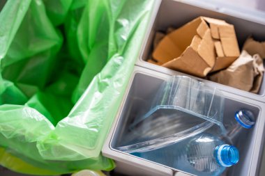 Geri dönüşüm için mutfakta atık ayıklama için ev çöpleri. Plastik, kağıt, biyolojik ve karışık atık. Ev konseptinde atık ayıklama. Yüksek kalite fotoğraf