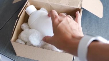 Eko paketleme ve beyaz biyolojik çözünebilir dolgu. Kutu, çevre güvenliğiyle dolu. Mal, paket, teslimat, teslimat, doğa koruma ve geri dönüşüm kavramı.