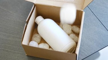 Eko paketleme ve beyaz biyolojik çözünebilir dolgu. Kutu, çevre güvenliğiyle dolu. Mal, paket, teslimat, teslimat, doğa koruma ve geri dönüşüm kavramı.