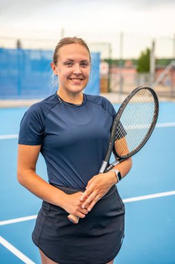 Saha dışında tenis raketiyle poz veren profesyonel bayan tenisçi. Yüksek kalite fotoğraf