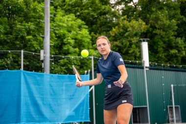 Saha dışında tenis oynarken tenis topu servis eden profesyonel bayan tenisçi. Yüksek kalite fotoğraf