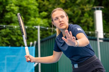 Profesyonel bayan tenisçi dışarıda raket ve topla tenis oynuyor. Yüksek kalite fotoğraf
