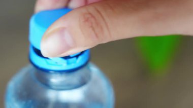 PET şişesinde durgun plastik kapak. Yeni tasarım, kapağın açıldıktan sonra şişeye bağlı kalması ve tüm paketin toplanıp geri dönüşümünün kolaylaştırılması anlamına geliyor. Yüksek kalite 4k görüntü