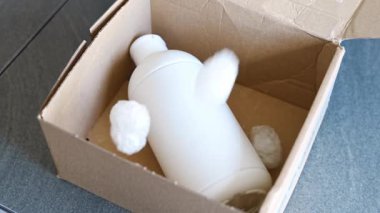 Eko paketleme ve beyaz biyolojik çözünebilir dolgu. Kutu, çevre güvenliğiyle dolu. Mal, paket, teslimat, teslimat, doğa koruma ve geri dönüşüm kavramı.