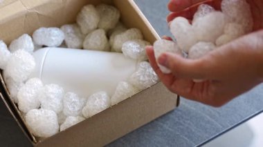 Eko paketleme ve beyaz biyolojik çözünebilir dolgu. Kutu, çevre güvenliğiyle dolu. Mal, paket, teslimat, teslimat, doğa koruma ve geri dönüşüm kavramı.