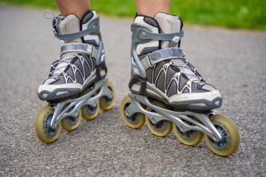 Patenci kadının paten kayışını yakından görebiliyoruz. Parkta paten kayarken. Açık hava aktiviteleri. Yaz pateni. Yüksek kalite fotoğraf