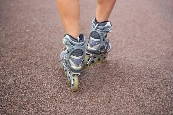 Patenci kadının paten kayışını yakından görebiliyoruz. Parkta paten kayarken. Açık hava aktiviteleri. Yaz pateni. Yüksek kalite fotoğraf