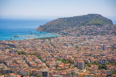 Güneşli bir günde tepeden Alanya 'nın panorama manzarası. Yüksek kalite fotoğraf